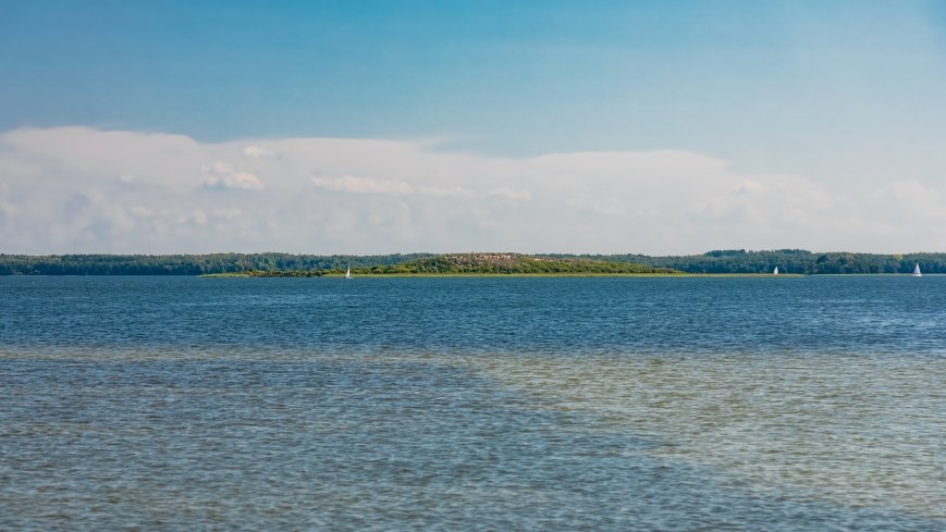 Jezioro Łabap w tle Wyspa Kormoranów na jez. Dobskim