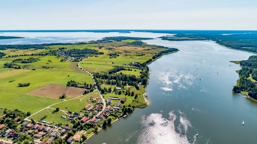Jezioro Śniardwy widziane z lotu ptaka od strony Mikołajek i jez. Mikołajskiego