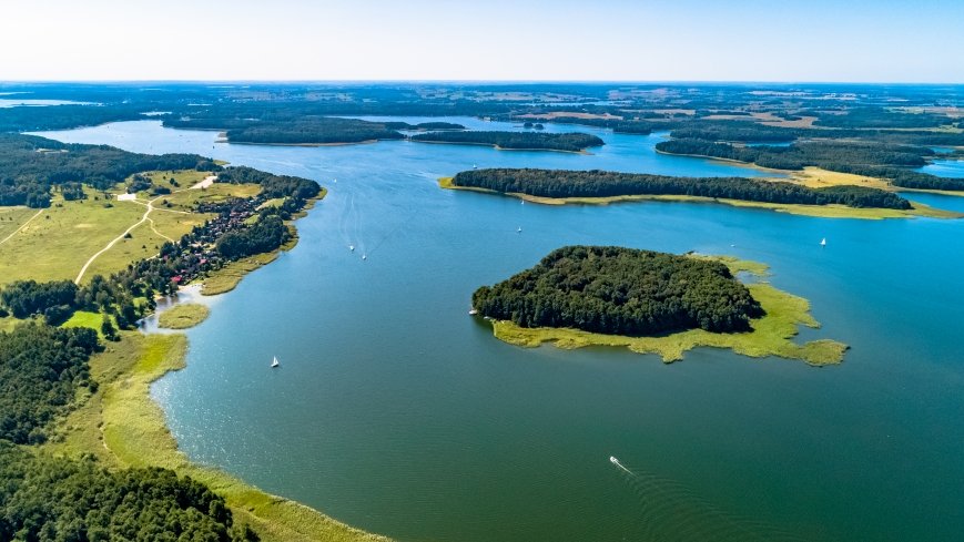 Jezioro Kisajno z lotu ptaka, po prawej stronie miejscowość Pierkunowo